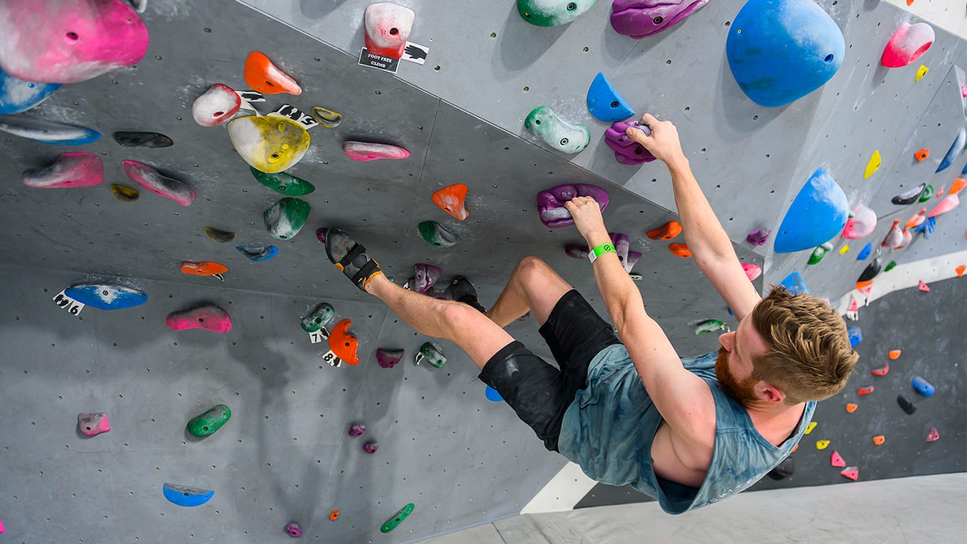 bouldering_shoulders_overhang_man_climbfit