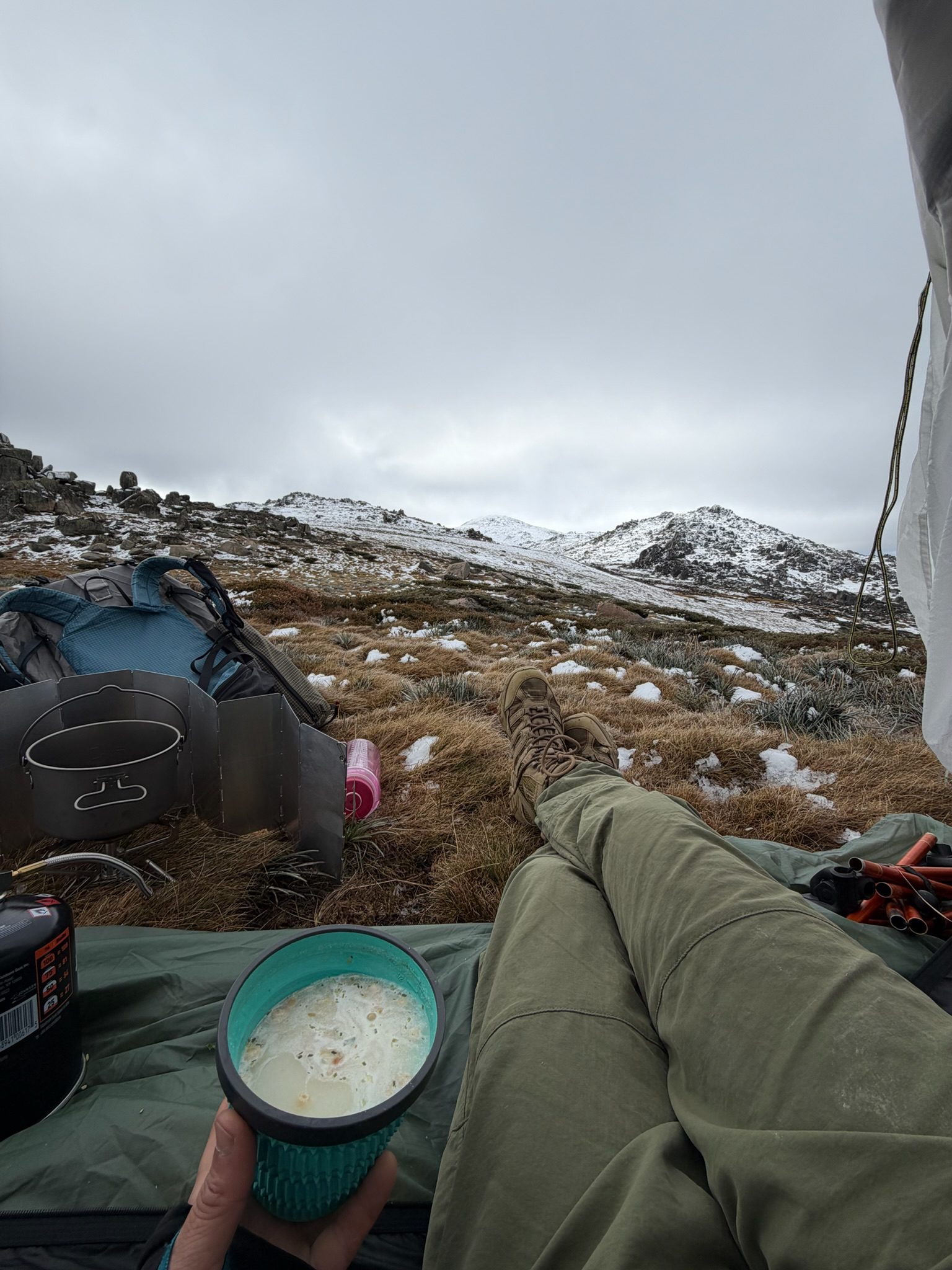 camping_snack_winter_alpine